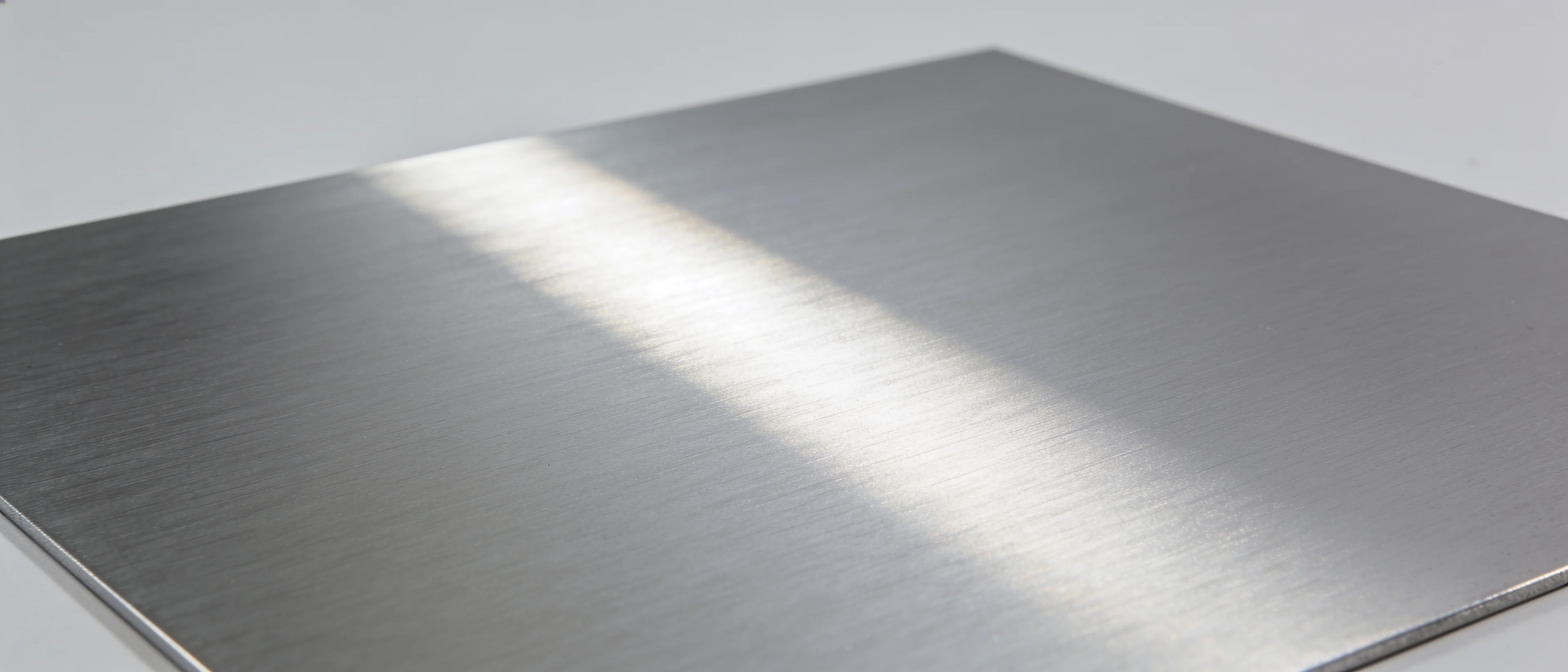 Planes Aluminiumblech, über das ein gerader Lichtstreifen läuft
