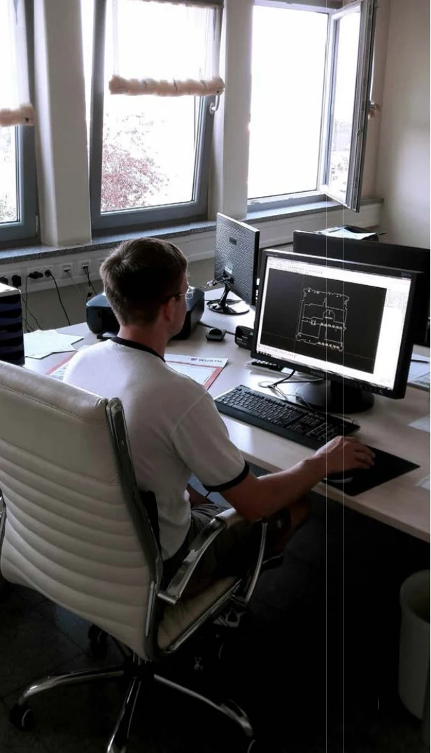 Mitarbeiter am CAD-Arbeitsplatz im Büro der STATEC