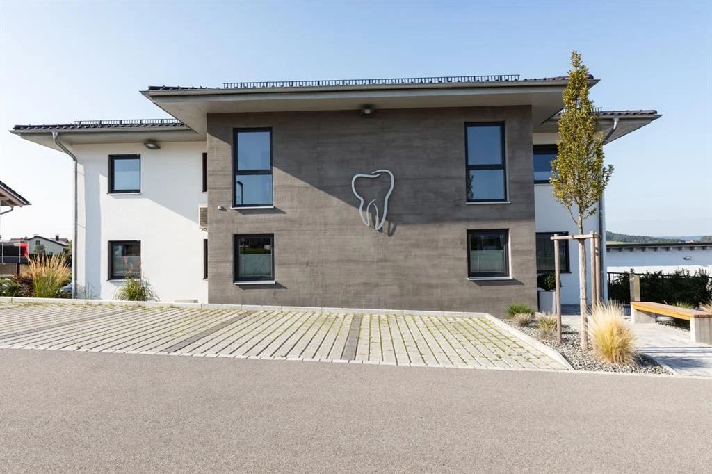 Metallzahn an der Hausfront einer Zahnarztpraxis, gefertigt von der Partnerfirma Johann Stoiber
