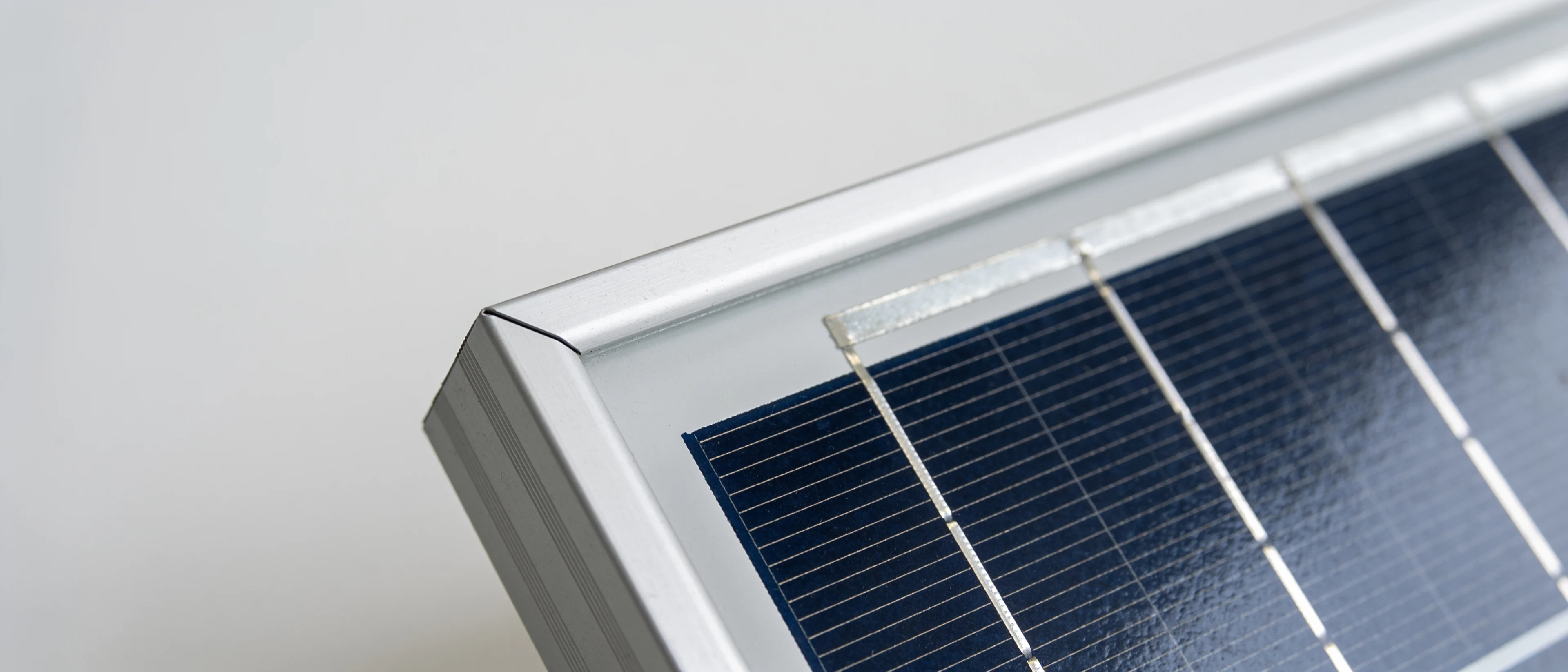Ecke eines Solarmoduls mit Aluminiumrahmen und Zellen