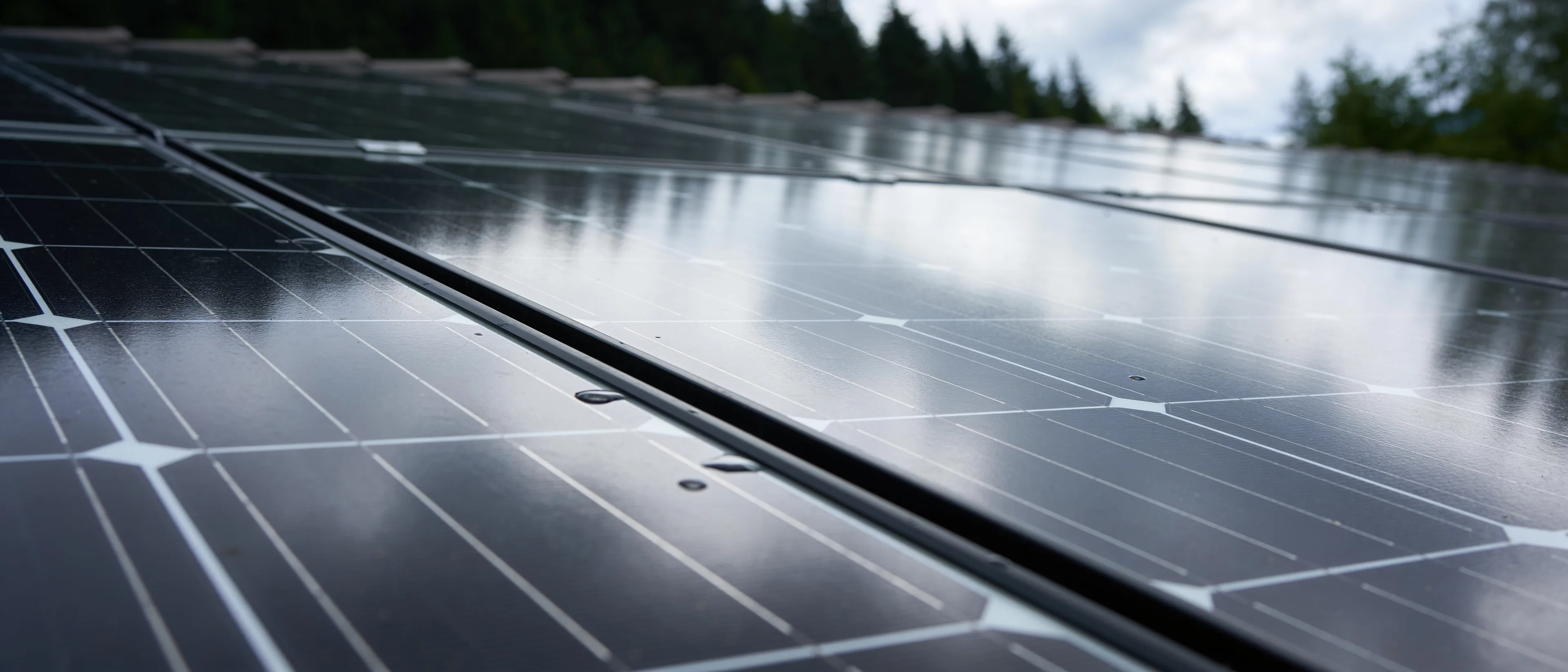 Glasfläche von Solarmodulen mit Zellraster und Regentropfen