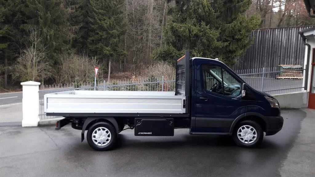 Neuer Transporter der STATEC vor dem Firmengebäude